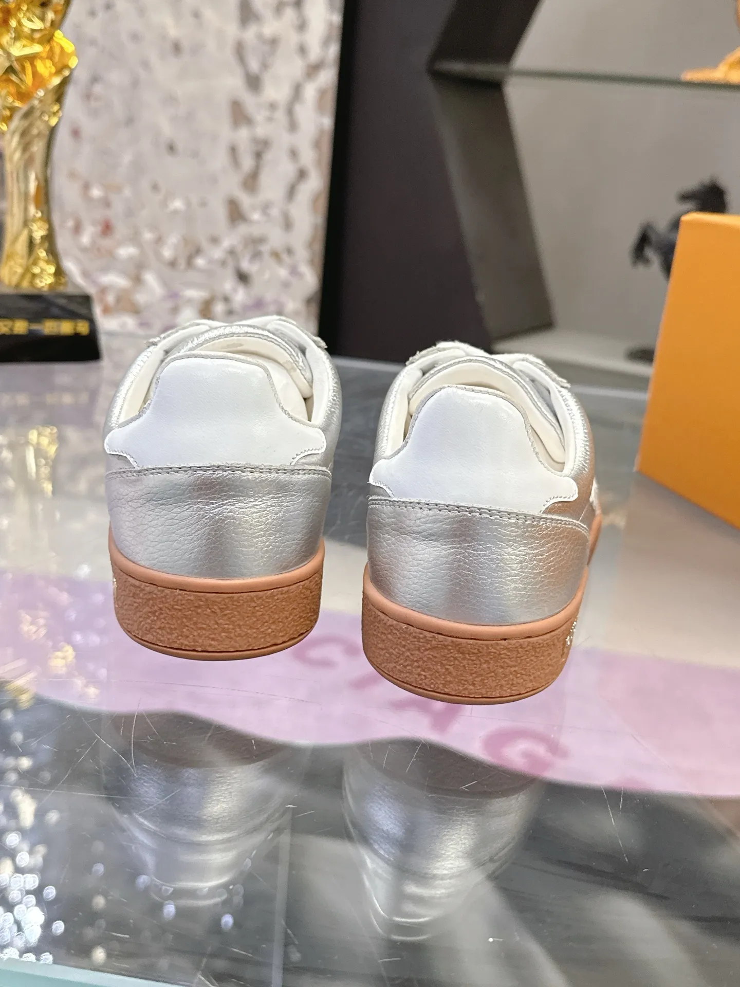 Men's shoes: 660💰 Louis Vuitton Louis Vuitton's latest biscuit shoes casual shoes ❤️Lv moral training series❤️ Many celebrity fashion bloggers planted grass. Original purchase and development. Details are completely matched. The foot feels super comfortable, retro and fashionable. The thick and light rubber combination outsole achieves a comfortable experience. Unique design. The highly recognizable logo embellishment all highlights the brand's tone. Original custom calfskin lining mixed sheepskin Original private model T men's shoes 💰pU outsole Size: 35-40